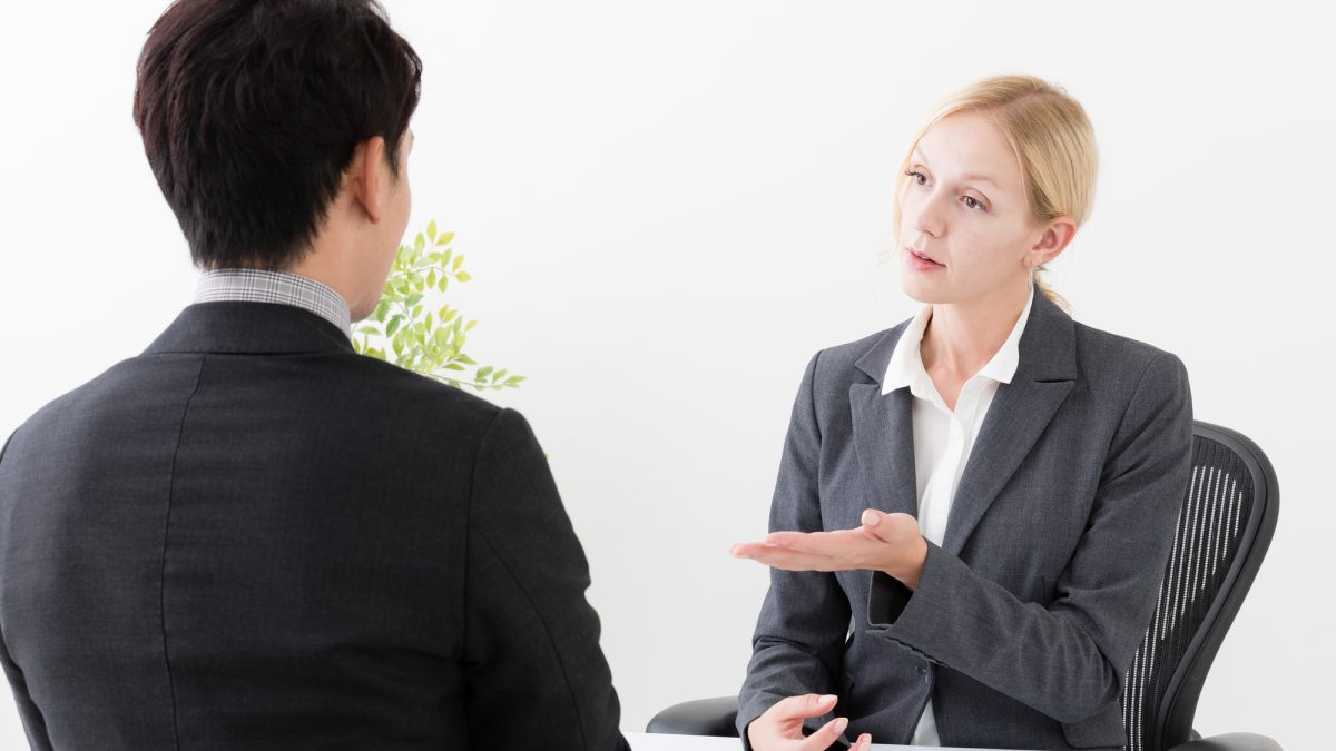 【英語面接で必ず聞かれる】Tell me about yourself のベスト回答例｜1分で伝える構成テンプレ