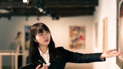 美術館・博物館スタッフ｜展示案内から観覧サポートまで！お役立ち英単語とロールプレイング
