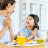 「食育×英語」＂Let’s cut the carrot!”英語で育てる生きたことば