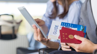 【国際線：空港に何時間前に到着すべき？】英語表現や空港での流れを紹介