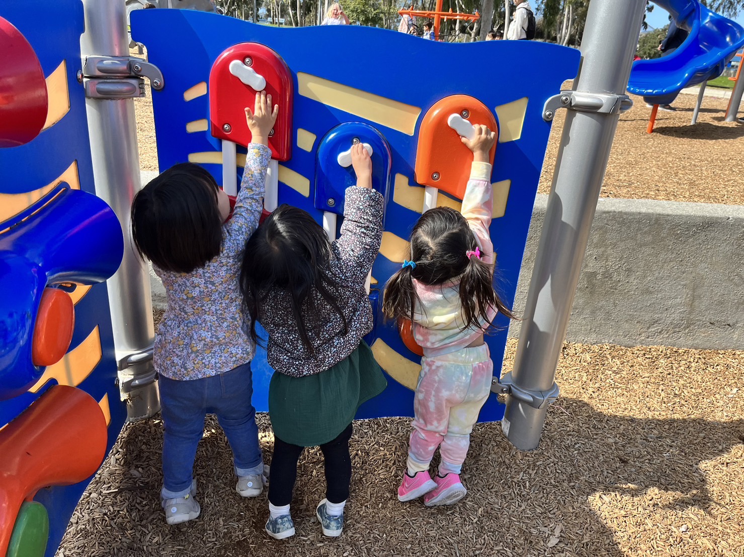アメリカの小学校の遊具で遊ぶ子どもたち