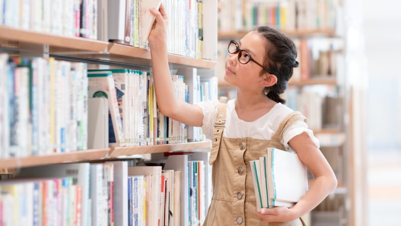 小学生の英語力は「繰り返し読むこと」で伸びる？話す力を支える「物語」の力