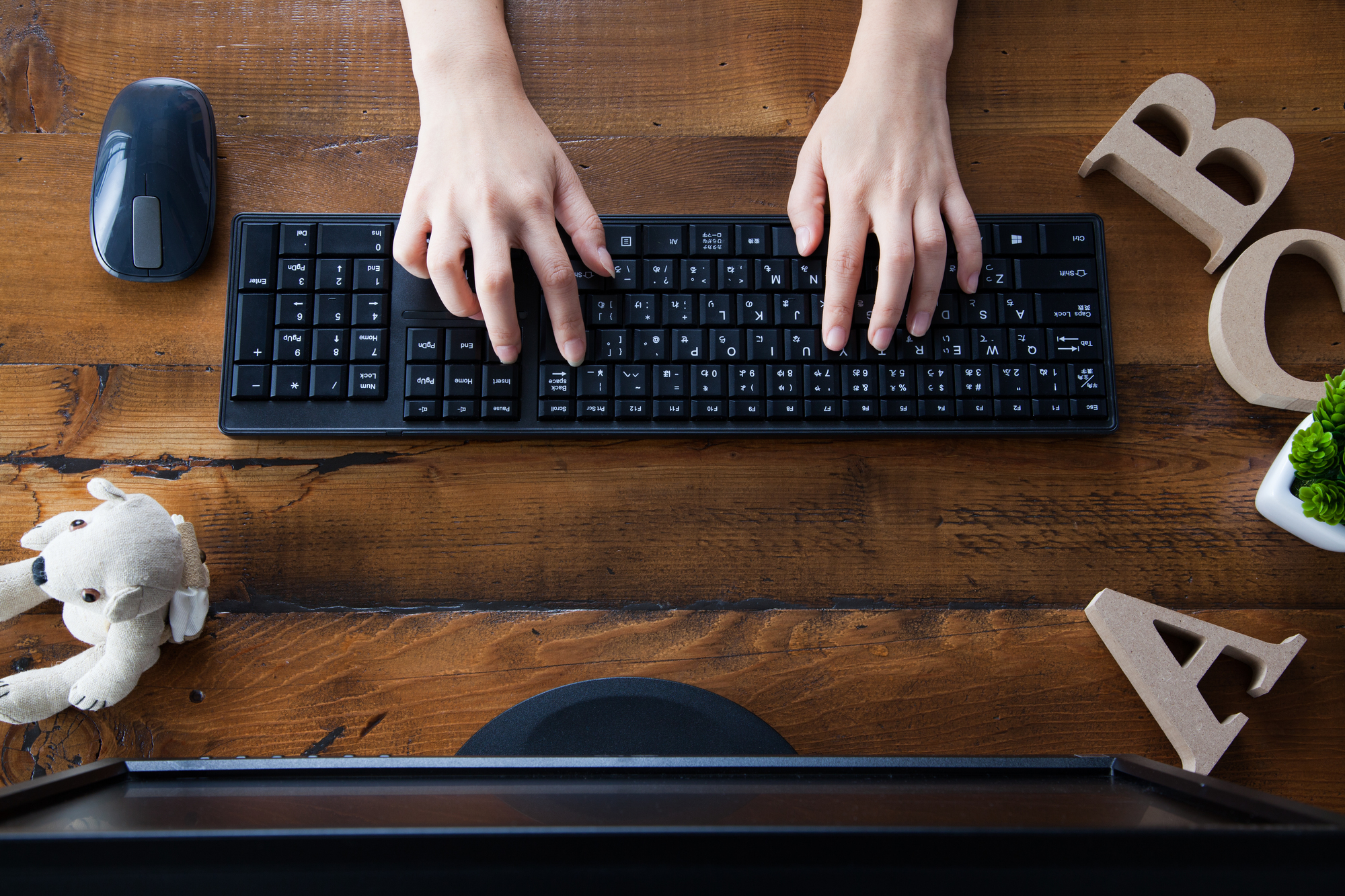 英語のビジネス表現を考えながらキーボードで入力するイメージ写真