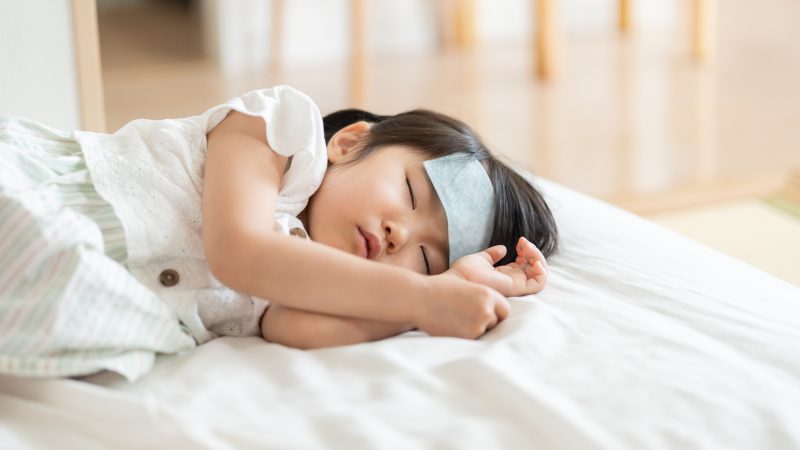 子どもの“夏の体調不良”を英語で説明できる？ （発熱・虫刺され・日焼け英会話、病院の使い方）