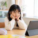 子どもが英会話を始めて3か月、急にやる気が消えた——“ハネムーン明けの谷”の越え方
