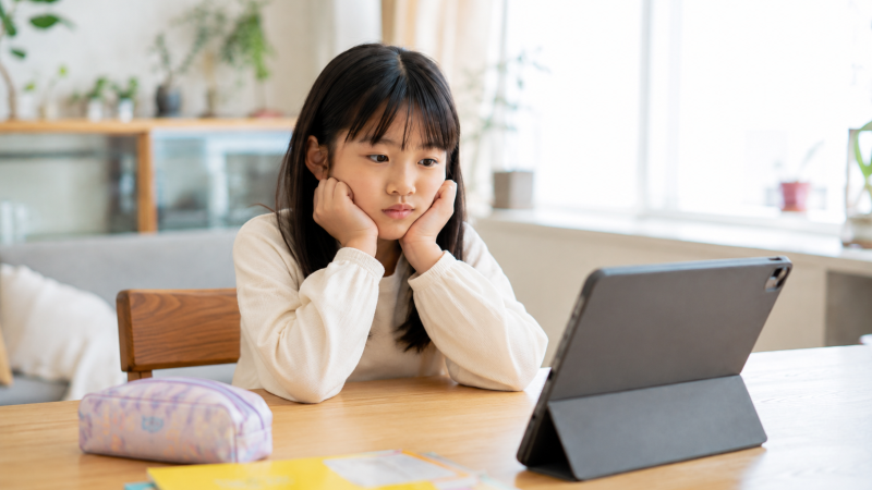 子どもが英会話を始めて3か月、急にやる気が消えた——“ハネムーン明けの谷”の越え方