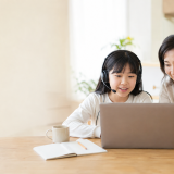 親も横で学んでいた——子のレッスンを見ていたら私も話せた