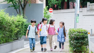 友達に「塾行ってるの？」「英語習ってるの？」と聞かれた日、娘たちが答えたこと